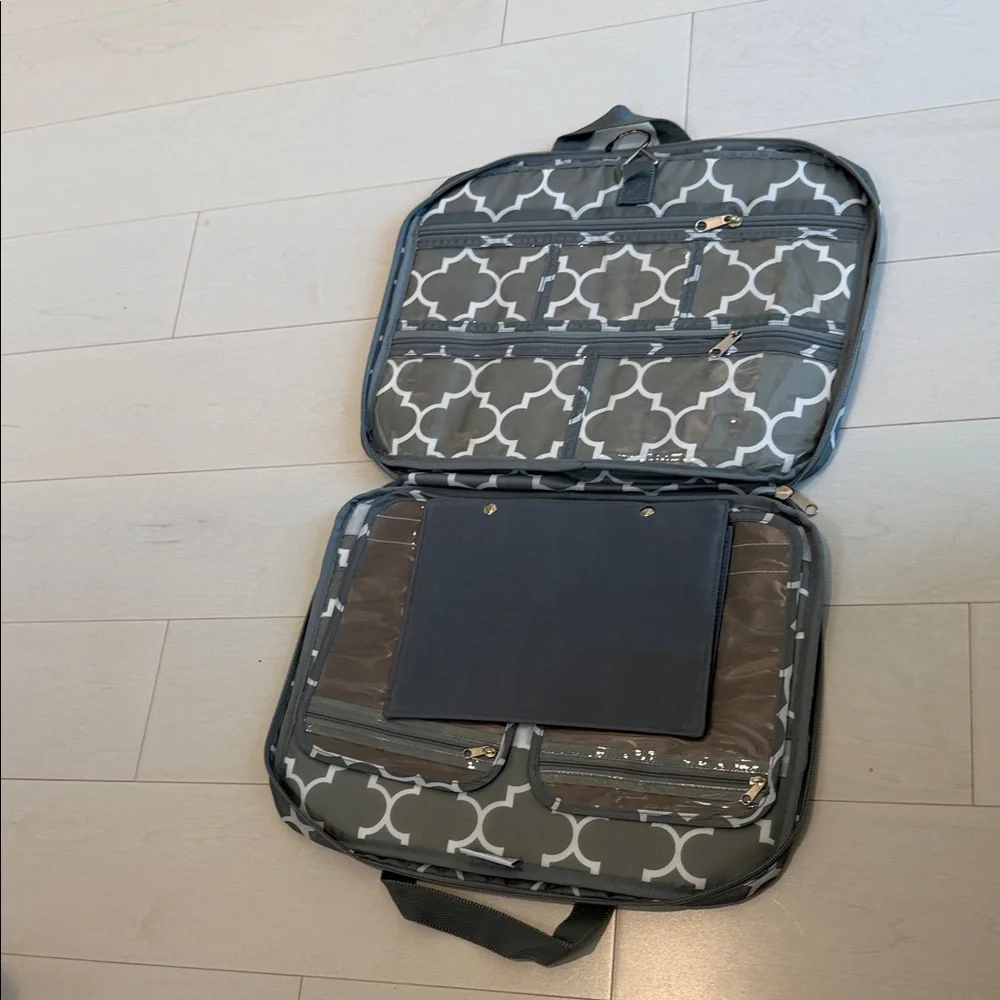 NWOT Rume Gray and White Patterned Makeup Travel Case